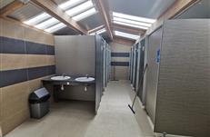 Bloc sanitaire 2ème entrée, moderne - camping Les Goélands - Ambon