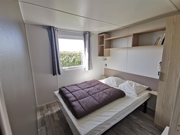 Location mobil home pour 6 personnes, chambre avec vue sur la mer - Camping Les Goélands 56190 Ambon - grande- chambre-
