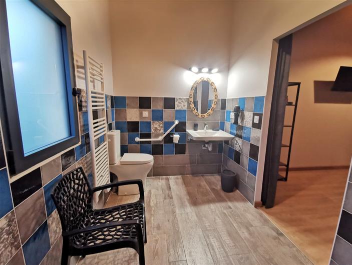 Salle d'eau PMR privative de la chambre à gauche