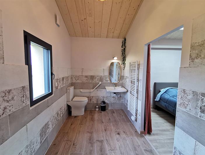 Salle d'eau privative adapté PMR de la chambre du milieu