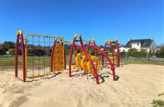 Accès à l'aire de jeux du camping Parc Les Goélands. Face au Gîte
